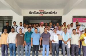खाद-बीज के व्यापारियों ने डीएम को सौंपा ज्ञापन