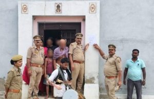 पुलिस ने मुनादी कराकर गवाहों के समक्ष चस्पा किया नोटिस फरार अभियुक्त के विरूद्ध कि कारवाई