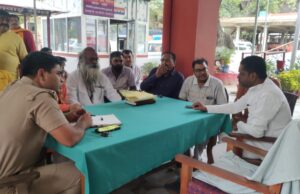 शोभायात्रा को सकुशल संपन्न कराए जाने को लेकर थाने में हुई शांति समिति की बैठक