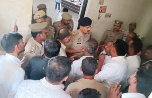 सम्पूर्ण समाधान दिवस का अधिवक्ताओं ने किया बहिष्कार, सभागार की जगह गलियारे में हुआ आयोजित हुआ तहसील दिवस