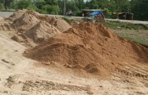 इंडो-नेपाल सड़क पर मौत का ढेर! महीनों से पड़ा मौरंग-गिट्टी, राहगीर चोटिल