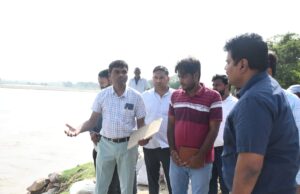 जिलाधिकारी ने बूढ़ी राप्ती और कूड़ा नदियों के बांधों का किया निरीक्षण, दिए आवश्यक निर्देश