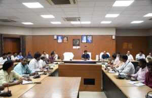 जिला स्वास्थ्य समिति की बैठक में डीएम ने दिए सख्त निर्देश, स्वास्थ्य सेवाओं में सुधार पर जोर