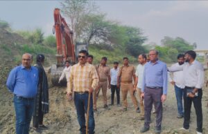 ज़िलाधिकारी डॉ0 दिनेश चंद्र बदलापुर में पीली नदी पर हो रहे जीर्णोद्धार कार्य का किया निरीक्षण