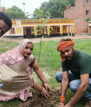 एक पेड़ माँ के नाम पर्यावरण संरक्षण की ओर एक भावुक पहल