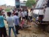 खड़ी बाइक को मिनी ट्रक ने टक्कर मार किया क्षतिग्रस्त