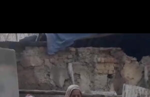 सिरसा पुलिस चैकी प्रभारी ने गरीब को पुलिस चैकी मे बैठाकर गिरवाया मकान