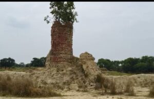 खनन माफियाओं ने बीस फिट गहरी खोद दी जमीन, हवा में लटका कुआं