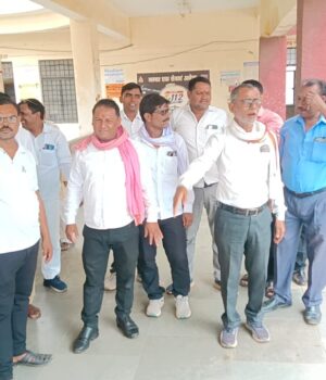 एसडीएम के विरोध मे शुक्रवार को भी हड़ताल पर रहे अधिवक्ता