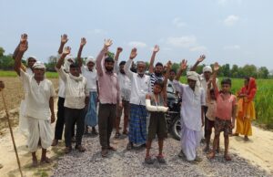 सड़क पर पत्थर गिराकर ठेकेदार फरार,लोगों का चलना हुआ दुश्वार