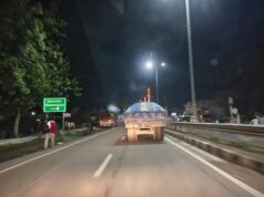 सफेद सोने का काला व्यापार,सड़क पर फर्राटा भर रही अवैध बालू ट्रालियां, सूरज ढलते ही कैसरगंज में आसपास के क्षेत्र में शुरू हो जाता है सफेद सोने की चोरी का खेल