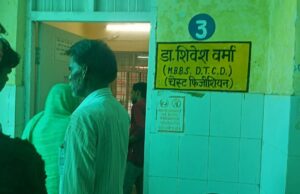 सीएमएस ने पकड़ लिया डॉक्टर को बाहर की दवाएं लिखते हुए