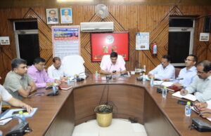 जिलाधिकारी ने की पी०एम० सूर्य घर मुफ्त बिजली योजना की समीक्षा