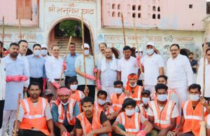 गंगा दशहरा के पूर्व सांध्या पर यमुना घाट पर डीएम व एसएसपी ने चलाया सफाई अभियान, उतारी आरती