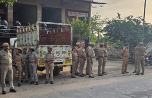 त्योहार के मद्देनजर एसपी ने फ्लैग मार्च कर दी हिदायत