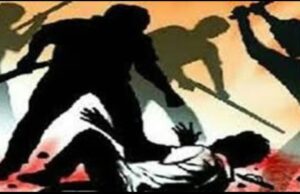 आम तोड़ने से रोकने पर दो लोगों को पीटकर किया मरणासन्न