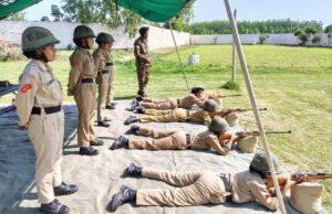 एनसीसी कैडेटों को निशानेबाजी का अभ्यास कराते अधिकारी
