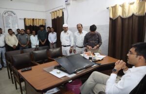 डीएम ने किया अपर मुख्य अधिकारी जिला पंचायत कार्यालय का औचक निरीक्षण