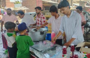 निर्जला एकादशी पर छबील लगाकर राहगीरों को पिलाया गया शरबत