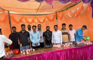 युवा समाजसेवी हर्षित प्रधान के नेतृत्व में राहगीरों को पिलाया गया शरबत