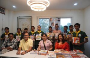 रोटरी इलाहाबाद मिड टाउन ने झुग्गी झोपड़ी के मेधावी छात्र छात्राओं को बांटी पुस्तकें,बैग्स और गिफ्ट्स