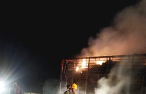 आगरा-लखनऊ एक्सप्रेसवे पर चलती डीसीएम में लगी आग, केला लदा वाहन जलकर खाक