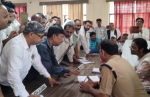 विद्युत कटौती समेत मांगों को लेकर समाधान दिवस में वकीलों का चढ़ा पारा