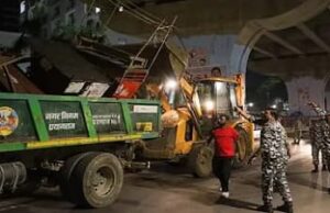 हाइकोर्ट पुल के नीचे आधी रात नगर निगम ने अतिक्रमण के खिलाफ चलाया अभियान