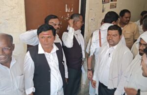 अंदर प्रशासन बाहर गेट बंद कर अधिवक्ता, सम्पूर्ण समाधान दिवस तहसील कोरांव