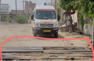 भरथना स्वास्थ्य केंद्र नाले पर लगा लोहे का जाल मरीजों के लिए बना खतरा