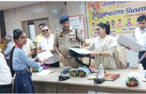 डीएम व एसपी के हाथों सम्मानित हुए जिले के मेधावी छात्र-छात्राएं
