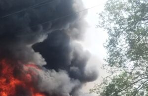 स्लाटर हाउस स्थित लगी आग से दर्जनों झोपड़ियां जलकर राख