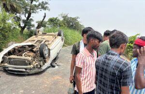 आवारा पशुओ कि चपेट में आई कार