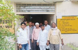 अवैध वसूली को लेकर भाजपा नेताओं का बिजली घर बकवेर में धरना प्रदर्शन