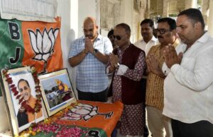 नम आंखों से अर्पित की गई भावपूर्ण श्रद्धांजलि