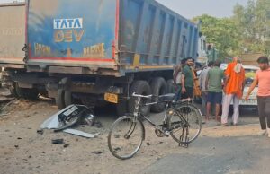 डंफर से टकराई कार, दो महिला सहित तीन घायल