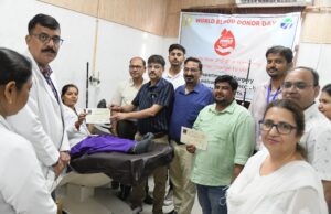 विश्व रक्तदाता दिवस पर रक्तदान अभियान रैली में लोगों को किया जागरूक