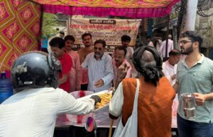 ईद-ए-ग़दीर पर चक ज़ीरो रोड पर मना जश्न: बिस्किट और शरबत बांटकर पैगंबर के उत्तराधिकारी का किया सम्मान