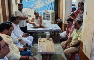 व्यवसायी के निधन पर श्रद्धांजलि देने पहुंचे बाबागंज विधायक विनोद सरोज