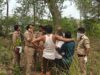 हत्या कर युवक के शव को रेलवे लाइन के किनारे झाड़ियां में फेंका