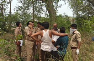 हत्या कर युवक के शव को रेलवे लाइन के किनारे झाड़ियां में फेंका
