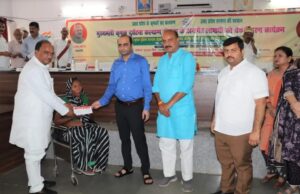 मुख्यमंत्री कृषक दुर्घटना कल्याण योजना के अन्तर्गत 33 लाभार्थियों को मिला 5 लाख का चेक