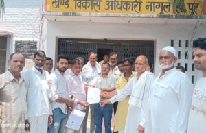 सड़क निर्माण कराने की मांग को लेकर बीडीओ को सौंपा ज्ञापन