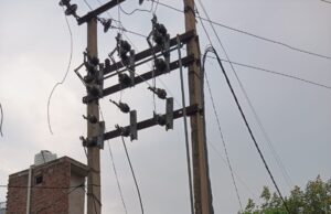 ट्रांसफार्मर के ऊपर गिरी आकाशीय बिजली,सैकड़ों घरों की बिजली गुल