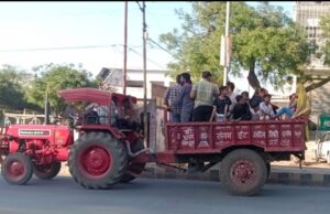 रोक के बावजूद ट्रैक्टर में सरेआम ढोई जा रही सवारियां