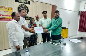 मार्ग दुर्घटना में मरे व्यक्तियों के परिजनों को किया गया चेक वितरण