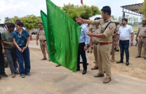 पुलिस अभ्यर्थियों को हरी झंडी दिखा कर बैरक में किया गया व्यवस्थित