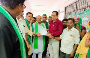 किसानों की समस्या के संबंध में उप जिलाधिकारी को सौपा ज्ञापन