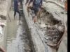 पहली बारिश में निर्माण की हिली बुनियाद, पहली बारिश में ही ढह गई दीवार
