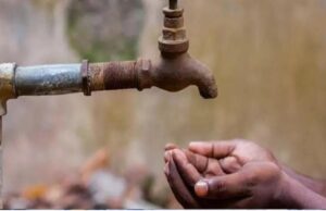 बूंद-बूदं पानी के तरस रहे हैं अलीगंज के मोहल्ला निवासी